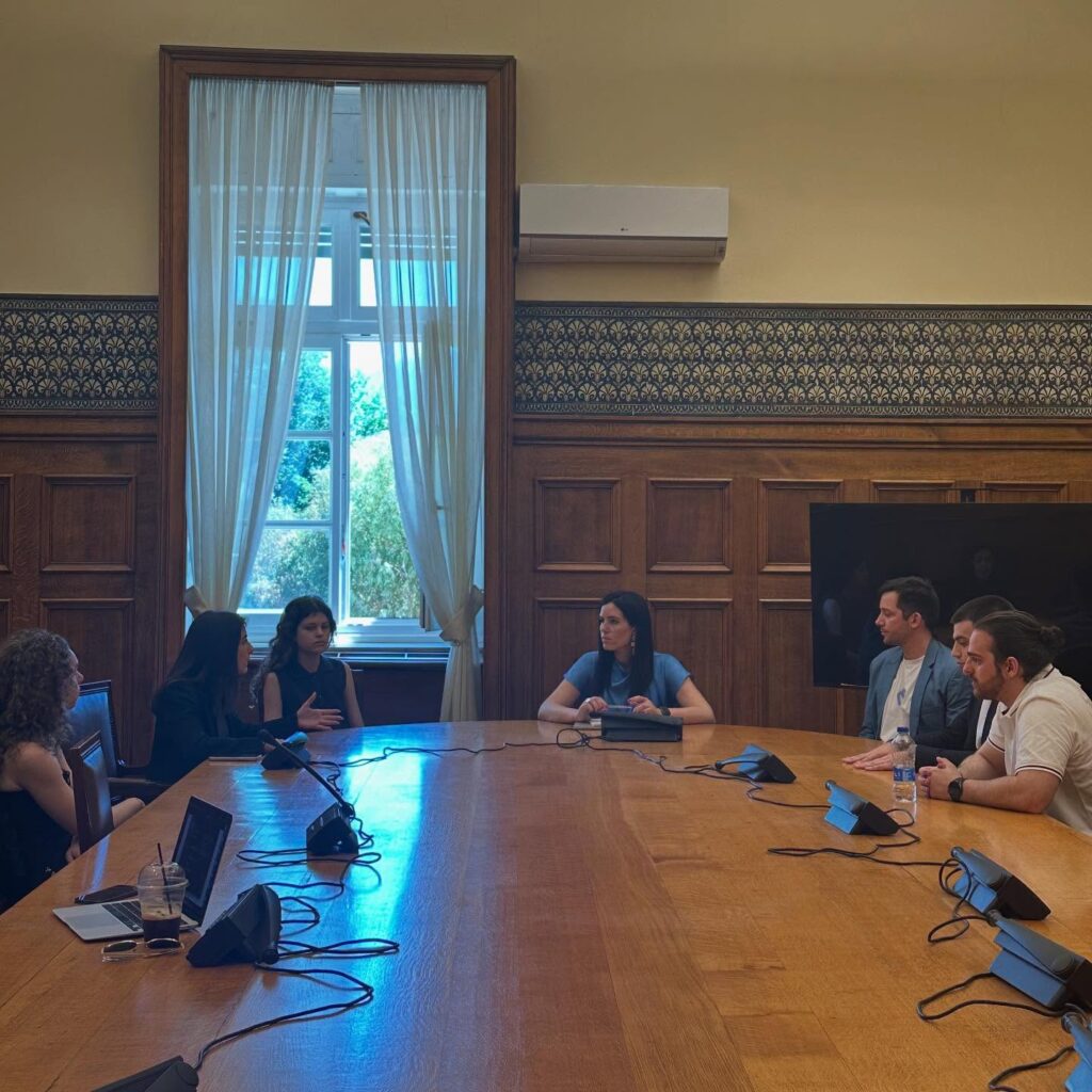 Η Νεφέλη Χατζηιωαννίδου με την ομάδα της @pop2see