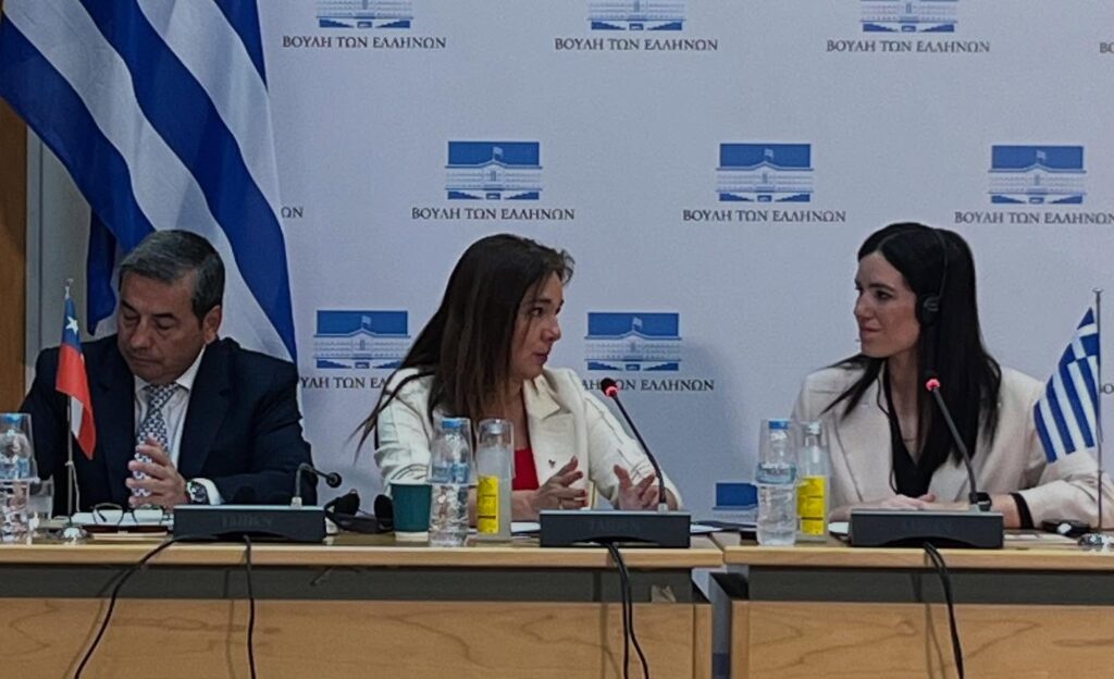 Η Νεφέλη Χατζηιωαννίδου ως Αντιπρόεδρος της Κοινοβουλευτικής Ομάδας Φιλίας Ελλάδας–Χιλής συναντήθηκε στη Βουλή, με την Υφυπουργό Εξωτερικών της Χιλής, κ. Gloria de la Fuente.