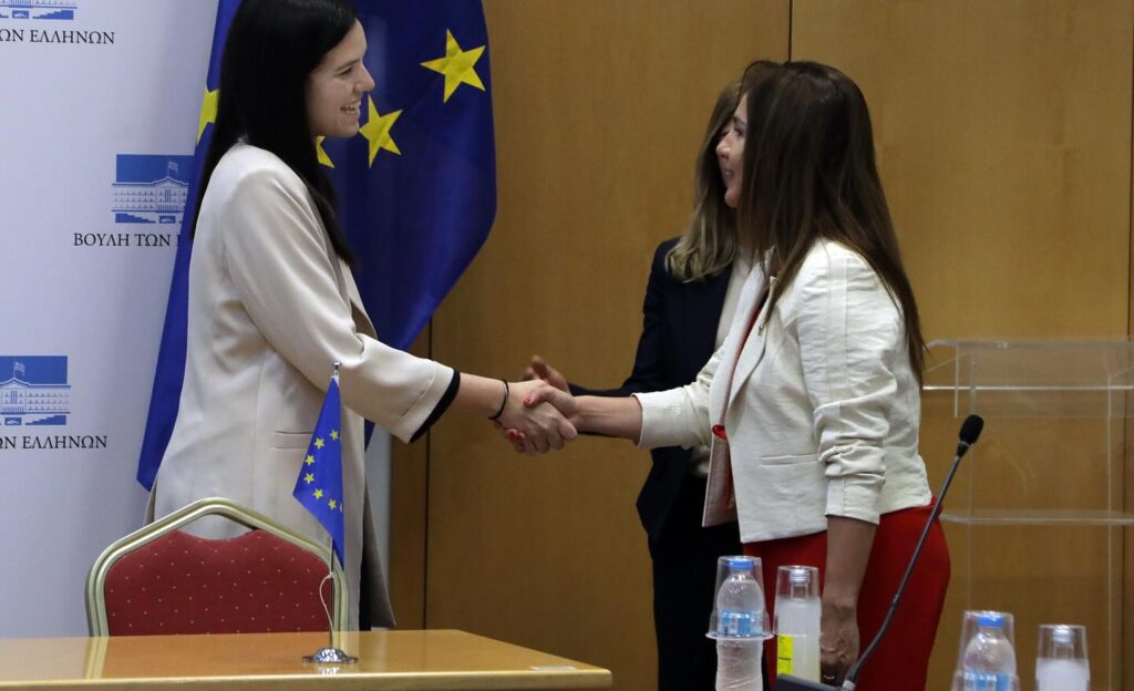 Η Νεφέλη Χατζηιωαννίδου ως Αντιπρόεδρος της Κοινοβουλευτικής Ομάδας Φιλίας Ελλάδας–Χιλής συναντήθηκε στη Βουλή, με την Υφυπουργό Εξωτερικών της Χιλής, κ. Gloria de la Fuente.