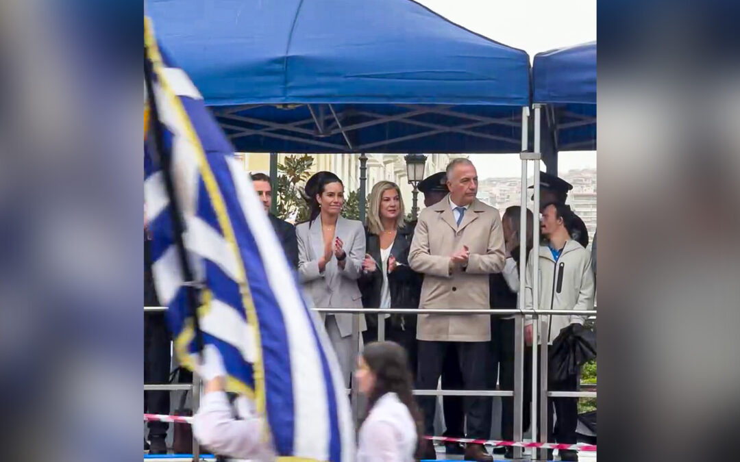 Κόντρα στη βροχή – Όταν η νέα γενιά δίνει μαθήματα σεβασμού στην ιστορία